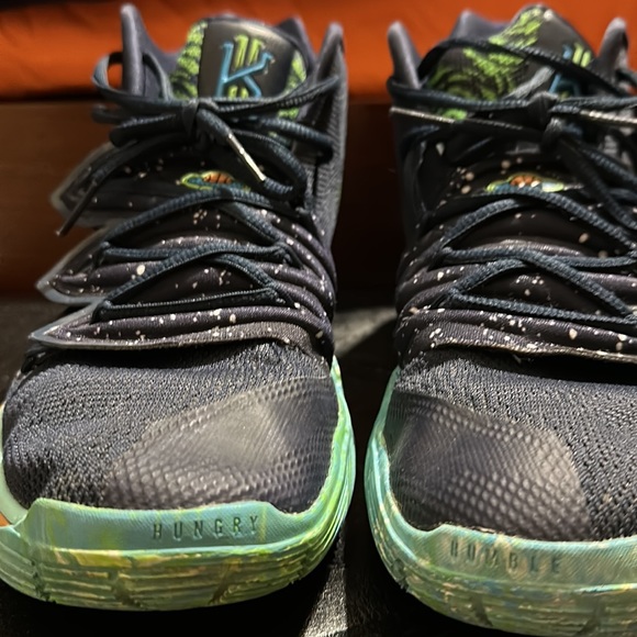 Size 10 (men)Kyrie ufo this is the best looking and newest shoe I have! - Picture 5 of 8